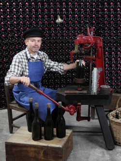 Champagne METEYER Père & Fils - Pose du muselet. Champagne METEYER Père & Fils - Pose du muselet.