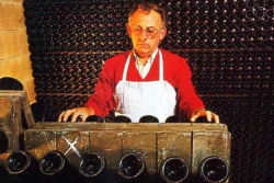 Champagne METEYER Père & Fils - Remuage. Champagne METEYER Père & Fils - Remuage.